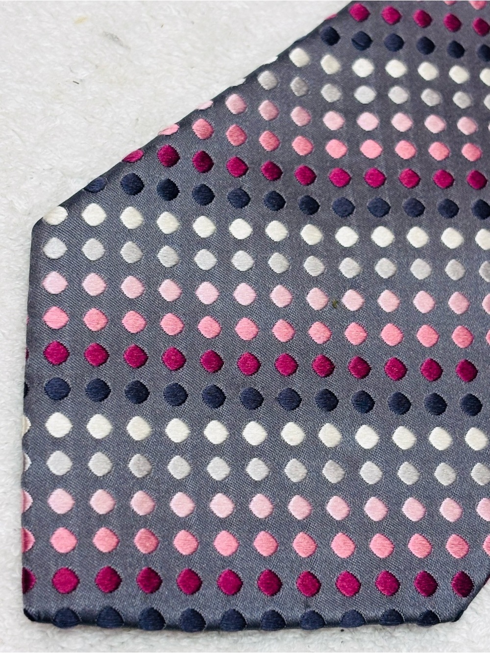 Brand New Stylish Tie By Geoffrey Beene - Tie Width Is 4 Inches